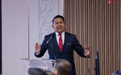 SLAID PEMBENTANGAN MAJLIS LIBAT URUS PENDAFTAR BERSAMA STAF UTM JOHOR BAHRU